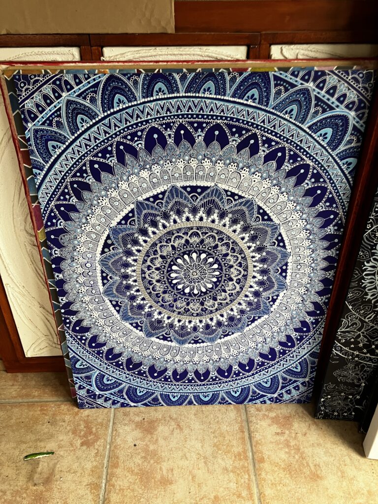 bois aggloméré 60x80 acrylique+posca : planche avec des dessins mandala dessinés avec des feutres posca