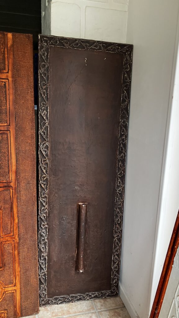 Toile 50x150 huile : tableau déco avec un anneau pour mettre des fleurs séchées dont les bords sont en corde avec des dessins celtiques (labyrinthe)