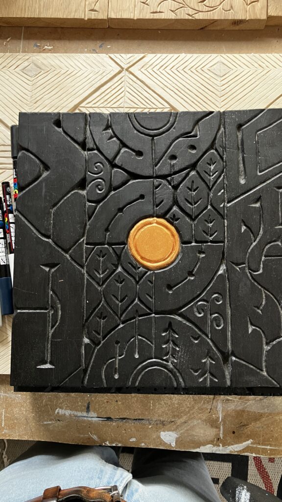 bois chêne 30x30 acrylique : Bois sculpté peint en noir et le centre est doré