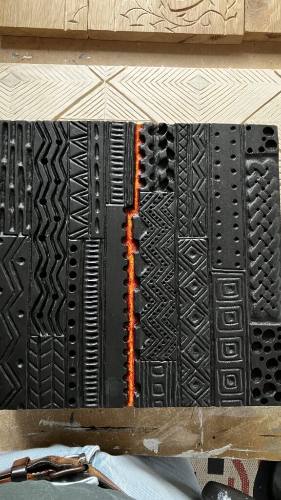bois chêne 30x30 acrylique : bois sculpté inspiré du travail d'un menuisier russe